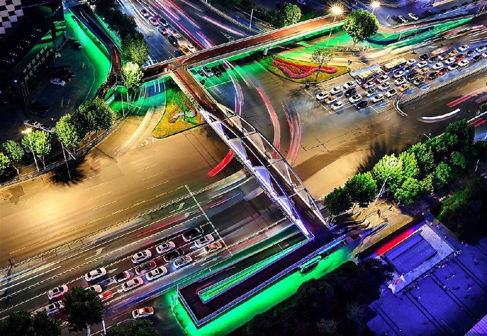 武昌中南路天橋“靚”起來(lái) 橋梁亮化絢麗色彩