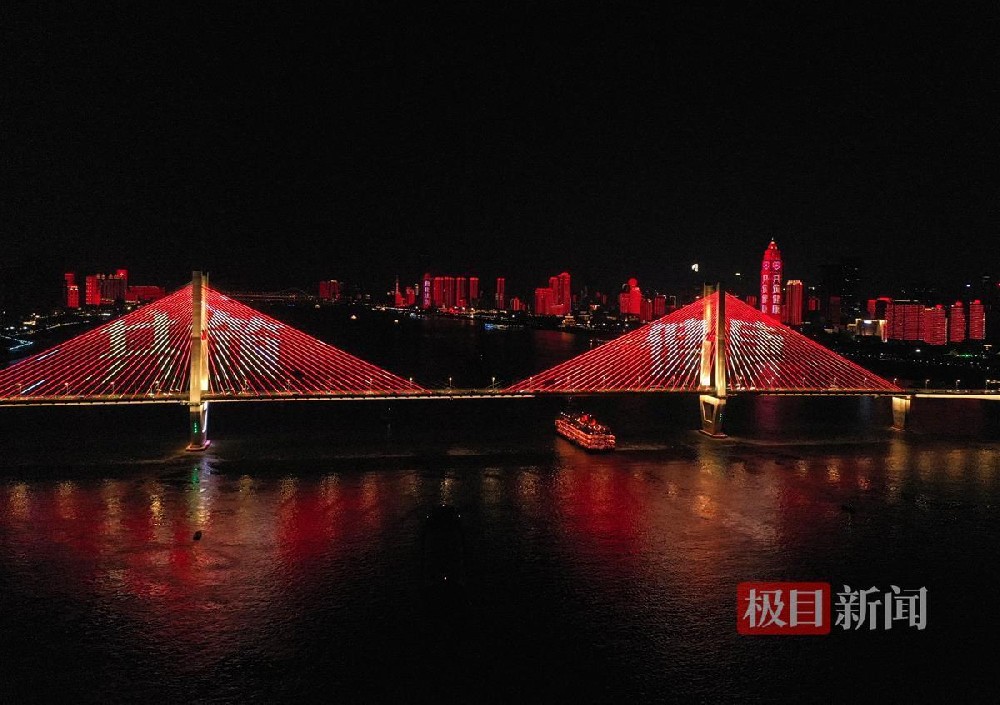 長江燈光秀上新，醫(yī)師節(jié)前夕致敬荊楚醫(yī)務(wù)工作者